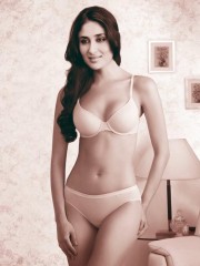 Hot Kareena Kapoor Nude Giving Blowjob, NudeDesiActress.pics