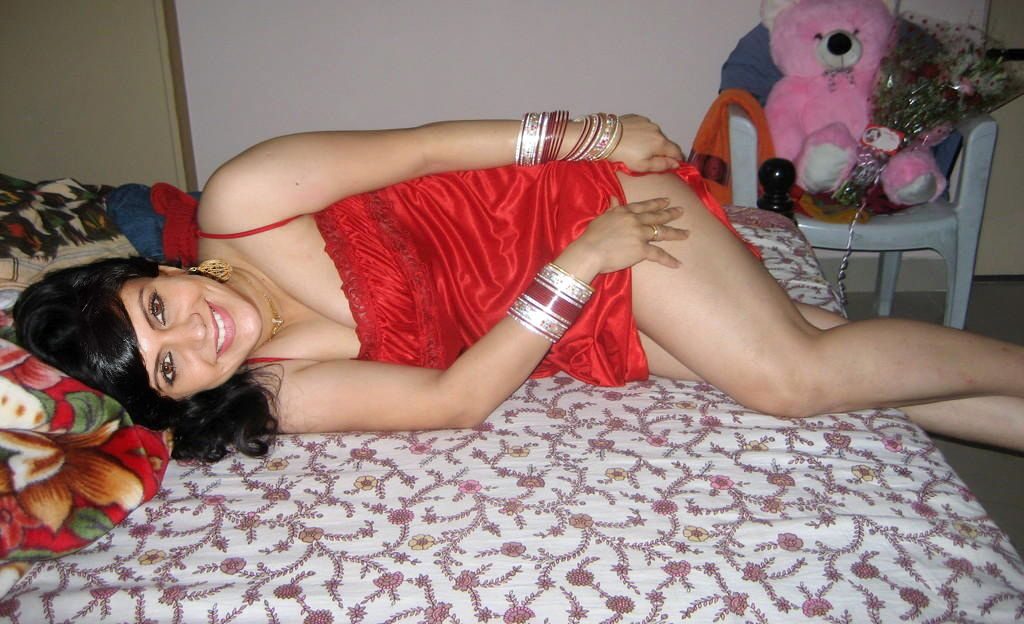 TV actress Mandira Bedi honeymoon mms Fake, NudeDesiActress.pics
