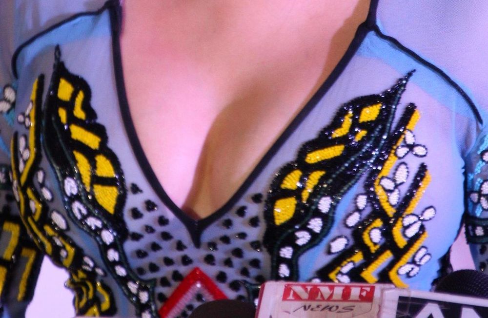 Big boobs Aditi Rao Hydari nude cleavage without bra, NudeDesiActress.pics