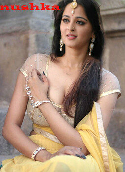 Anushka Shetty nude cleavage in hot big blouse photo