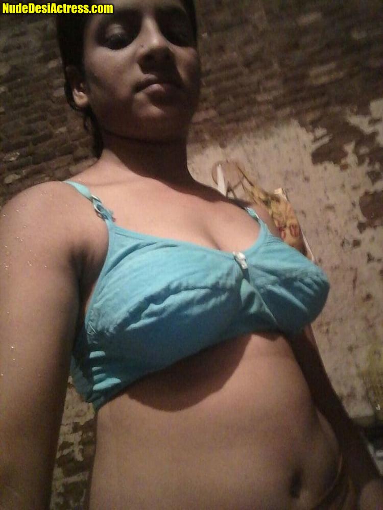 Kriti Sanon flashing her nipple and small boobs in selfie photos, NudeDesiActress.pics