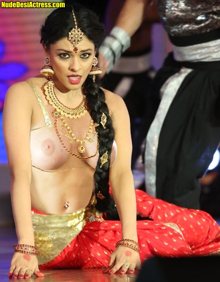 Topless boobs Pooja Kumar dancing without blouse