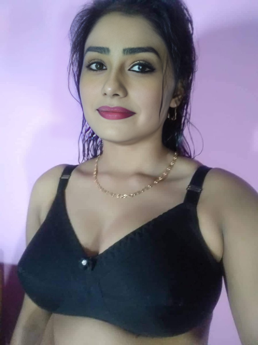 Leena Jumani black bra without saree blouse, NudeDesiActress.pics