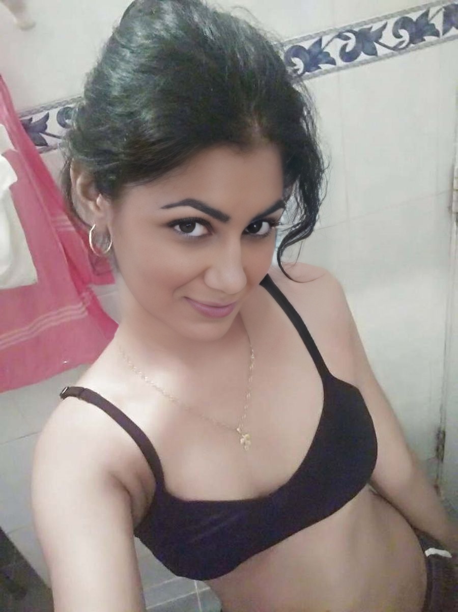 Sriti Jha bra cleavage bedroom naked desi fake pic, NudeDesiActress.pics